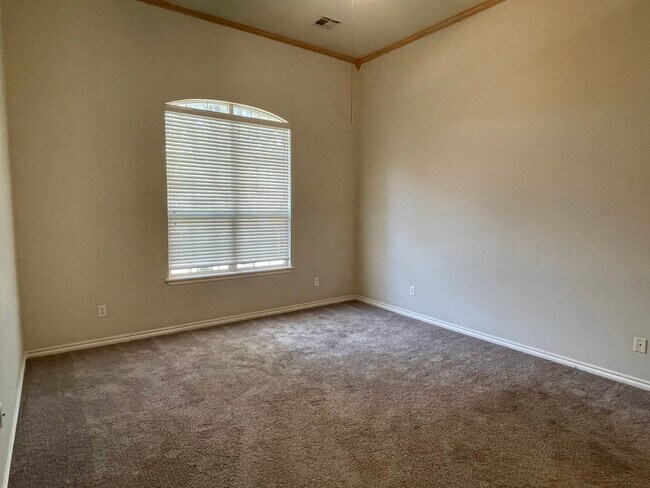 Building Photo - Great 3 Bed 2 Bath Duplex in a Gated Neighborhood!!