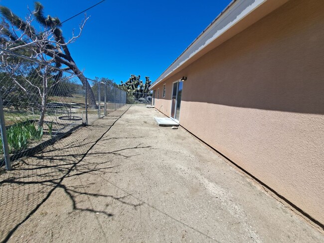 Building Photo - 4 bedroom!! Close to town, shopping and sc...