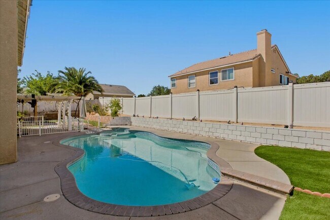 Building Photo - 40067 Villa Moura Dr