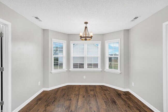 Building Photo - 213 E Ridge Ct