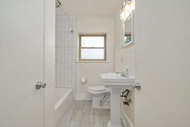 Building Photo - 2831 Hillside Dr