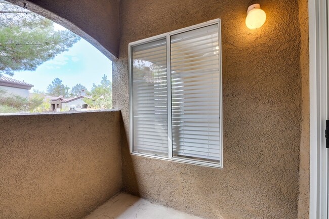 Building Photo - Cozy 1-Bed Apartment with Fireplace – Your...