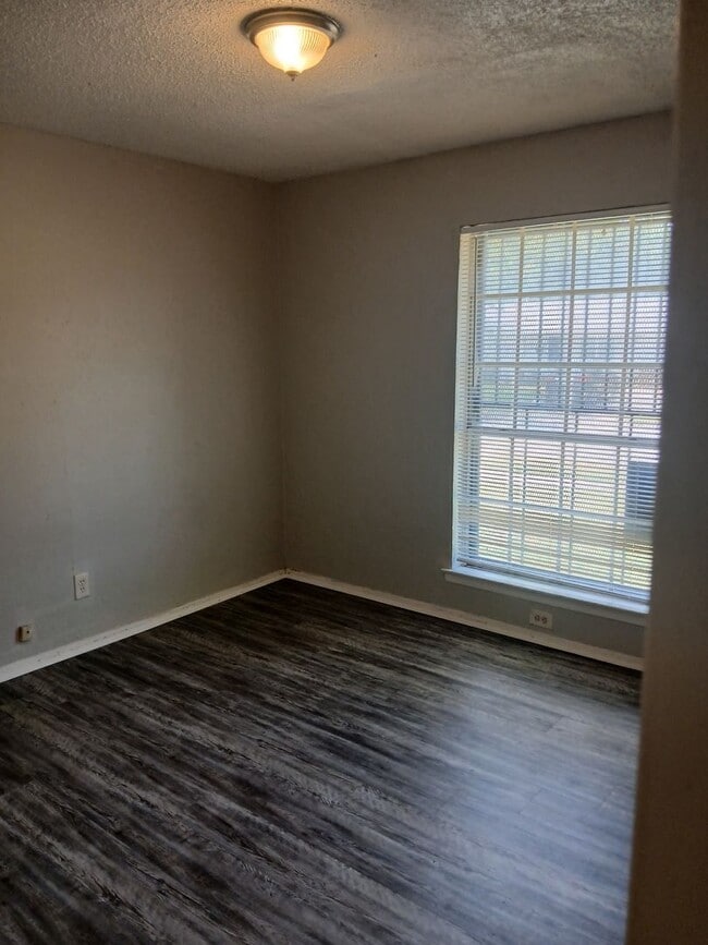 Building Photo - 3 Bedrooms, 1.5 Bathrooms, 1 Car Garage Ne...