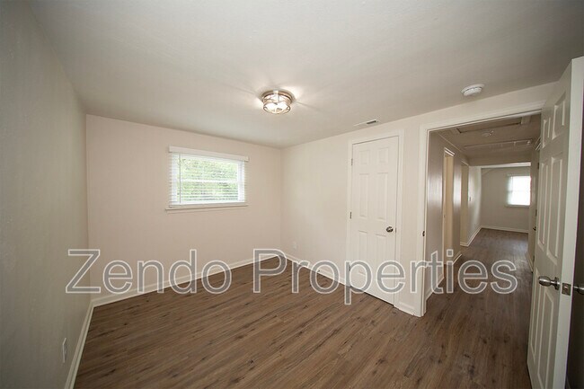 Building Photo - 1733 Parkview Ave