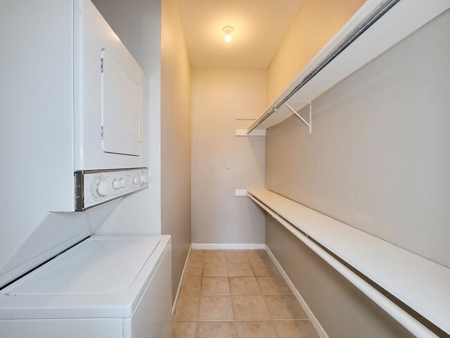 Building Photo - Prime Location in West University Area! First floor unit with open floor plan, tile floors throug...
