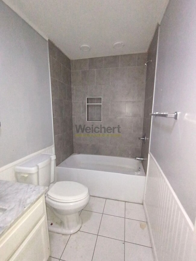 Building Photo - 4-Bed, 2-Bath house with huge backyard