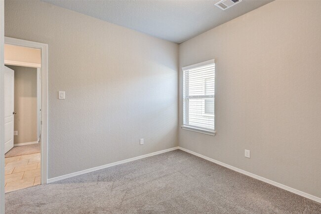 Building Photo - 40735 Gate Ridge Dr