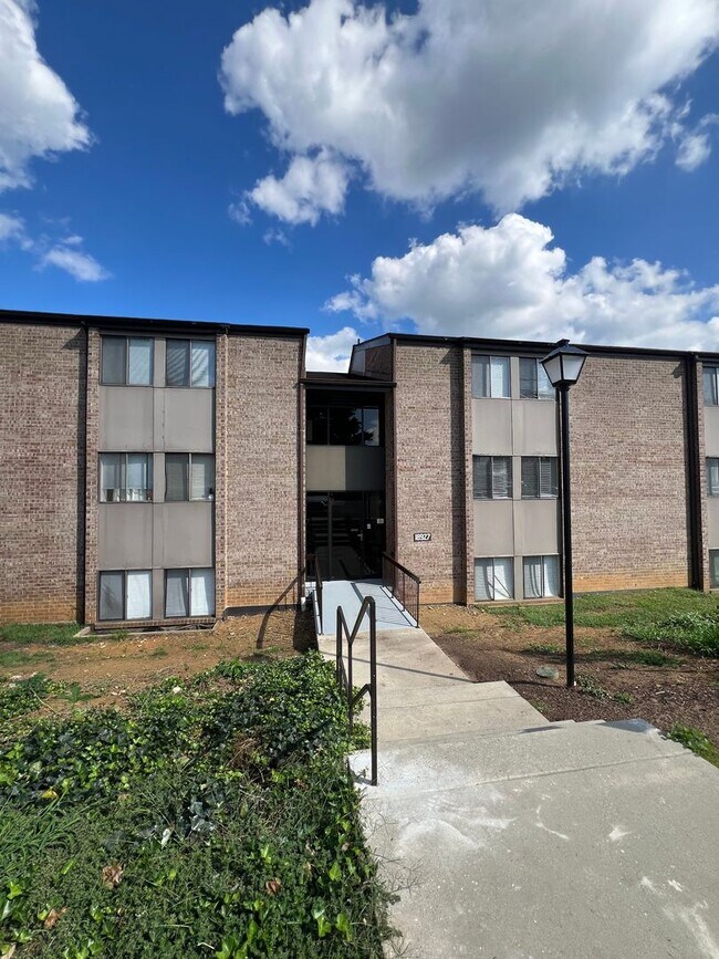 Building Photo - 2 BEDROOM 2 BATH CONDO WITH ALL UTILITIES ...