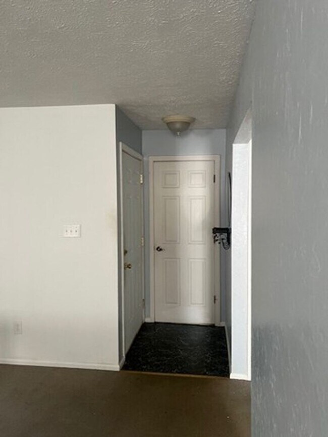 Building Photo - One Bedroom Condo For Rent