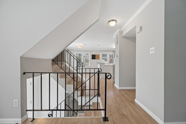 Building Photo - 1615 Colonial Way