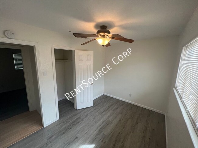 Building Photo - 2 Bedroom Duplex For Rent in Barstow