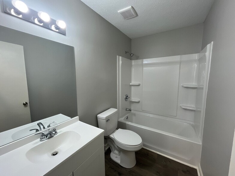 Building Photo - 102 Commanche Trl