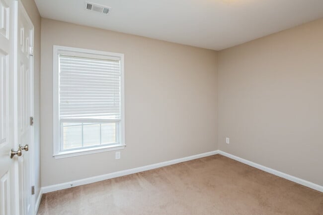 Building Photo - 745 Friars Head Dr NE