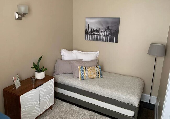 Building Photo - 1527 N Claremont Ave