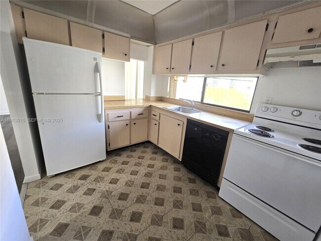 Building Photo - 17011 N Bay Rd