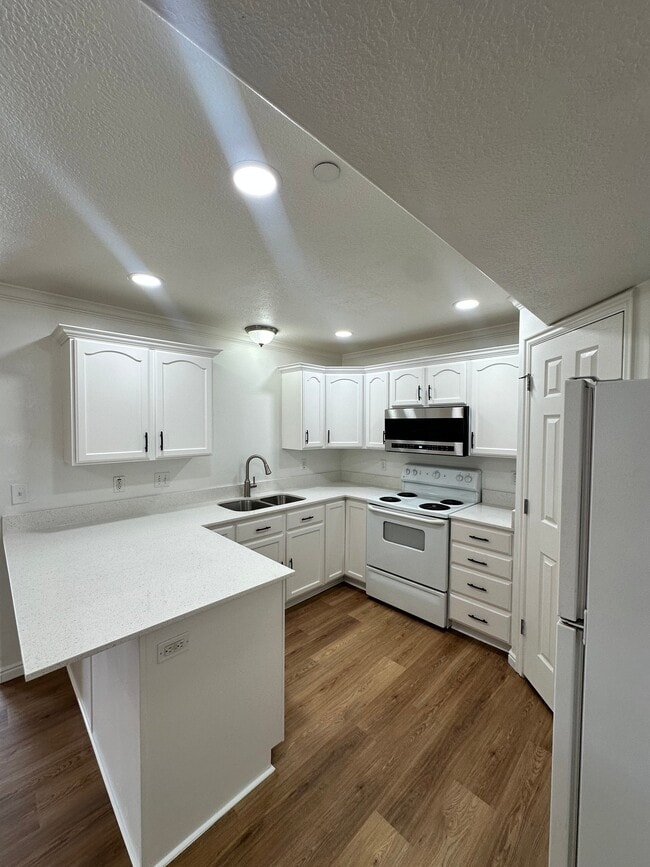 Building Photo - 3561-3585 E Rock Creek Rd