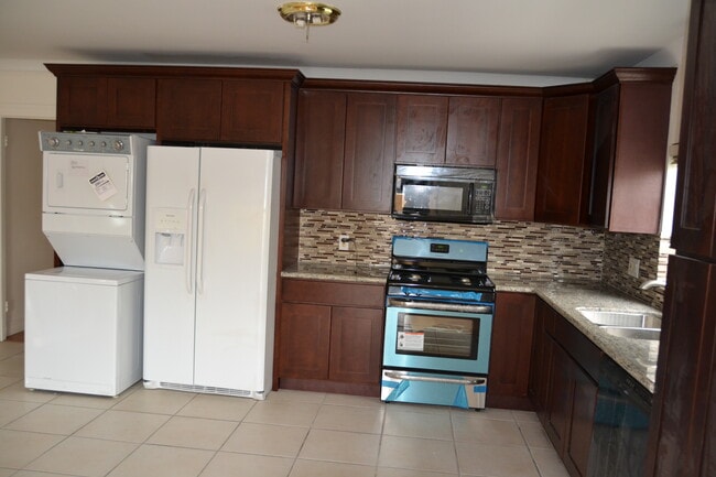 Building Photo - 4533 Saturn St