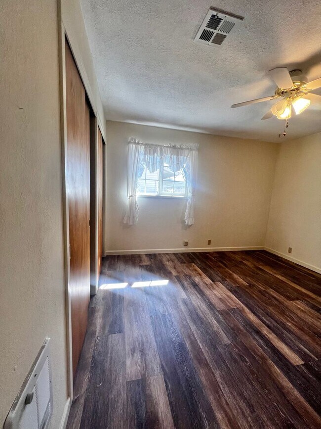 Building Photo - 3 Bedroom, 2.5 Bath House