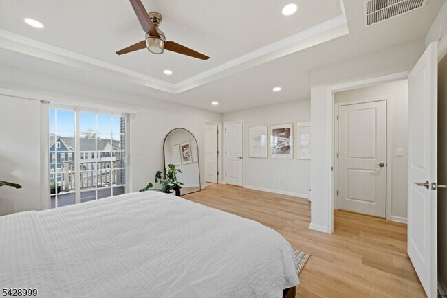 Building Photo - 19 Dahlia Dr