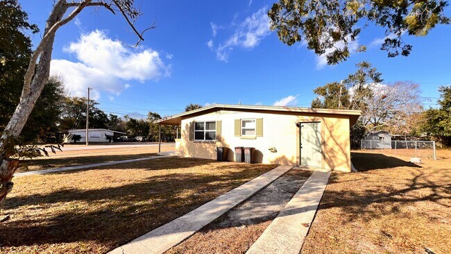 Building Photo - $300 off of a month of rent! Charming 3-Bedroom Home in Deltona! – Pets Welcome (Up to 30 lbs) – ...