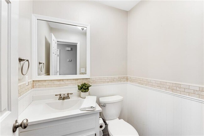 Building Photo - 1420 Old Virginia Ct SE