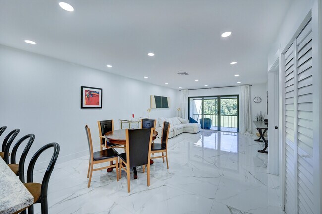 Building Photo - 8545 Casa Del Lago
