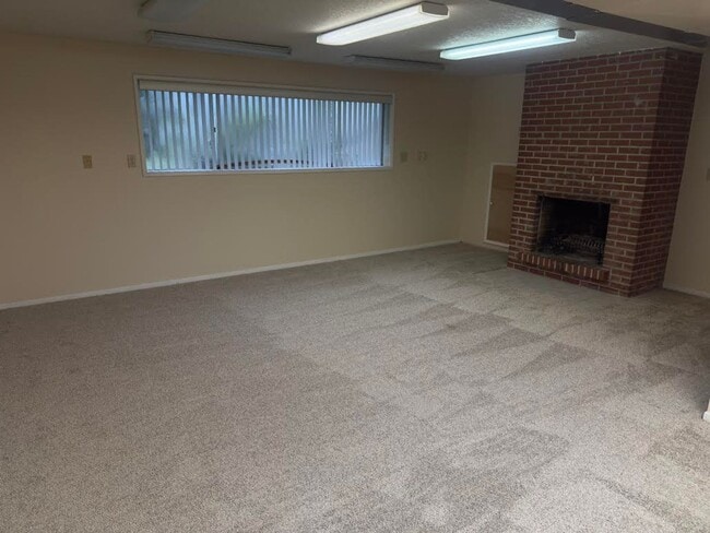 Building Photo - Large Lot With Tons of Privacy