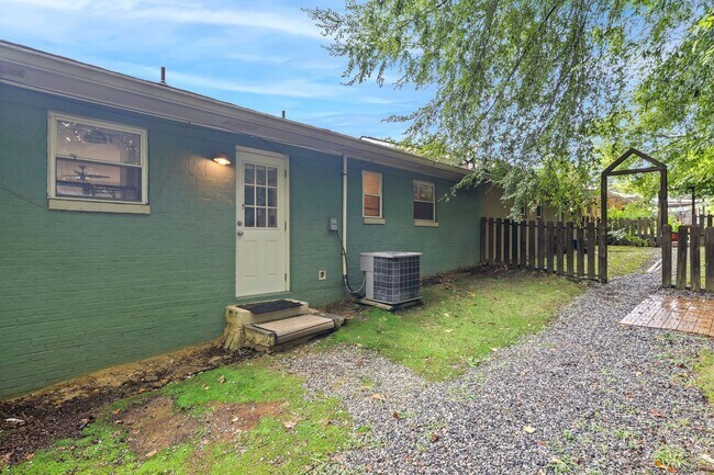 Building Photo - Charming Two Bedroom Home