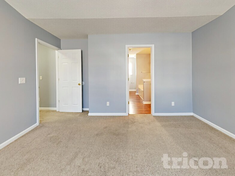 Building Photo - 410 Fox Trot Dr