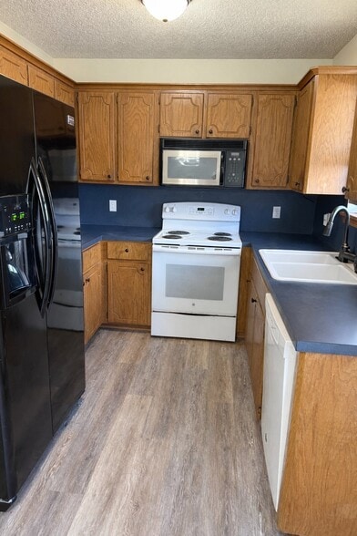 Building Photo - 1305 N Willow Dr