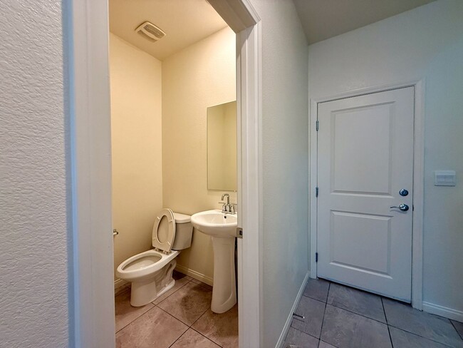 Building Photo - NEWLY UPGRADED 3 BED 2.5 BATH 2 CAR GARAGE...
