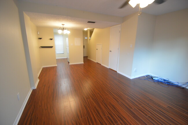 Building Photo - 2 Bed/1.5 Bath in Washington Square! AVAIL...