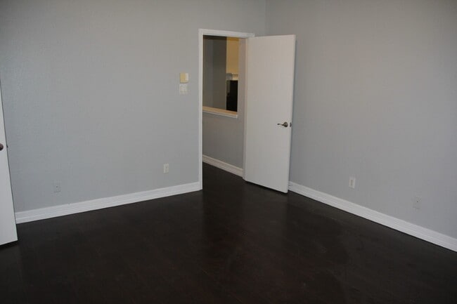 Building Photo - 9305 Harrisburg Ln