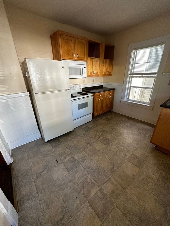 Building Photo - Newly Renovated 5 bedroom - Available June...