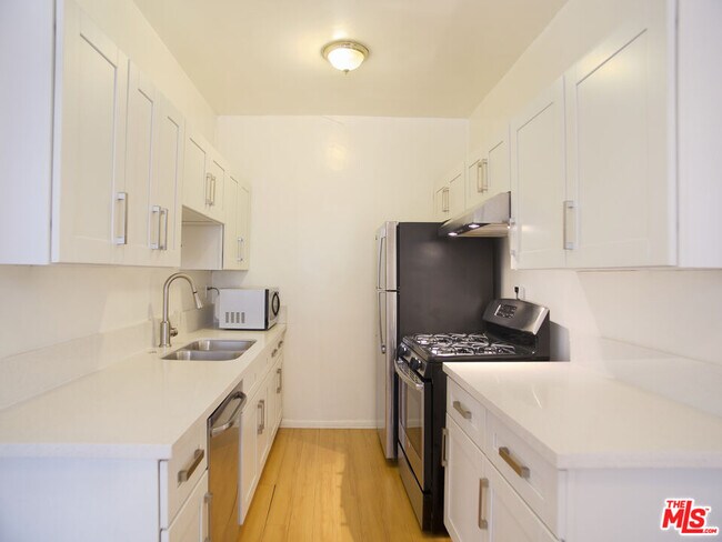Building Photo - 611 Cloverdale Ave