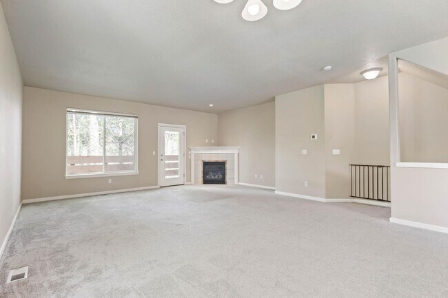 Building Photo - Bright, spacious 3-bdrm/2.5 bath Tigard townhome. Fireplace, balcony, 2-car garage, W/D