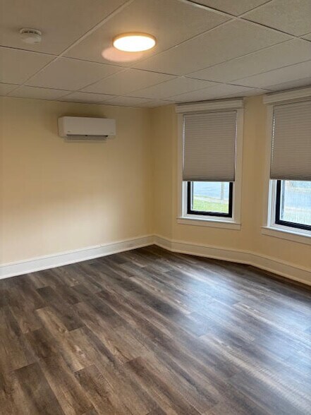 Building Photo - 301 Spring Valley Rd