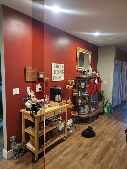 Building Photo - 13970 Richmond Rd