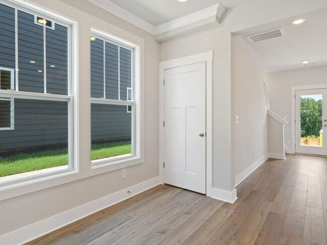 Building Photo - 4 Bedroom Townhome in Spartanburg