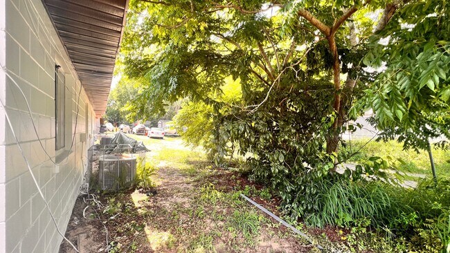 Building Photo - Spacious 2 Bed / 1 Bath Duplex in West Orl...
