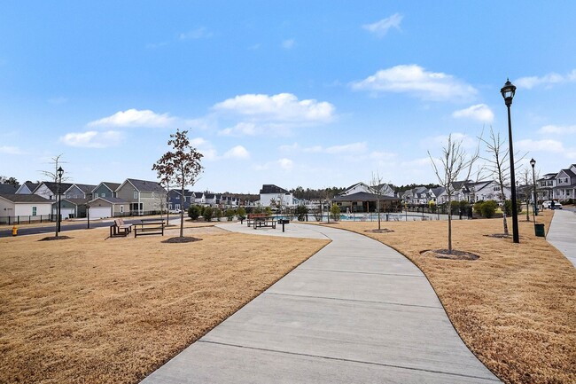 Building Photo - 3BR Like-New End-Unit Townhome – Wendell Falls