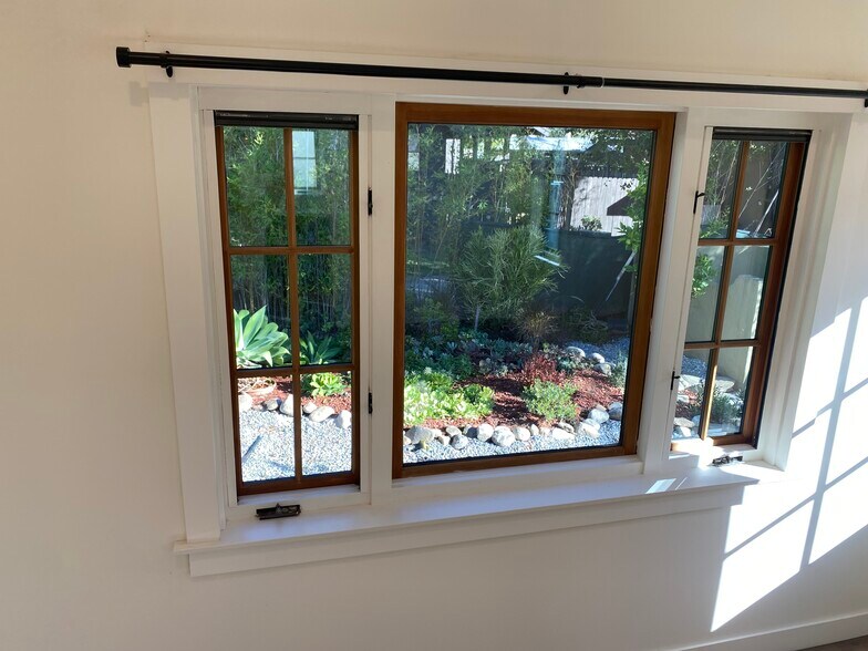 Building Photo - 1077 E Howard St