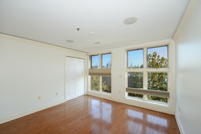 Building Photo - 812 Grand St