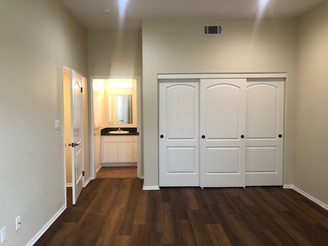Building Photo - Mid Town Ventura Upstairs 2+2 Apartment