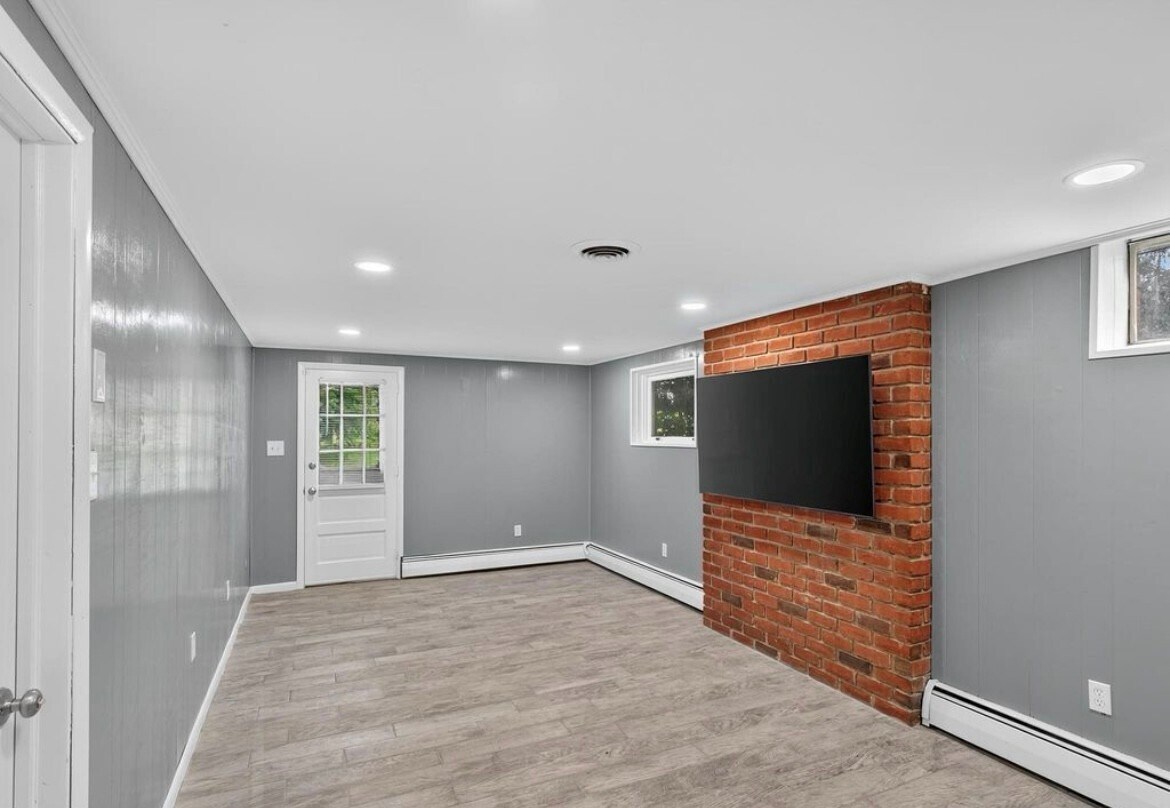 Building Photo - 880 Corvair Rd
