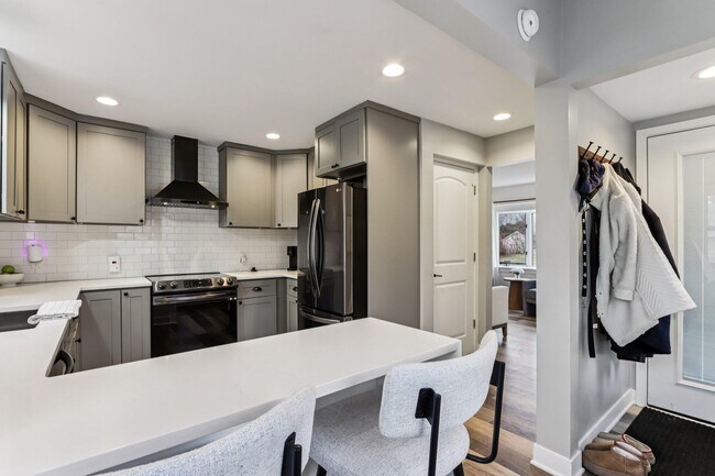 Building Photo - 6463 N Garden Grove Ln