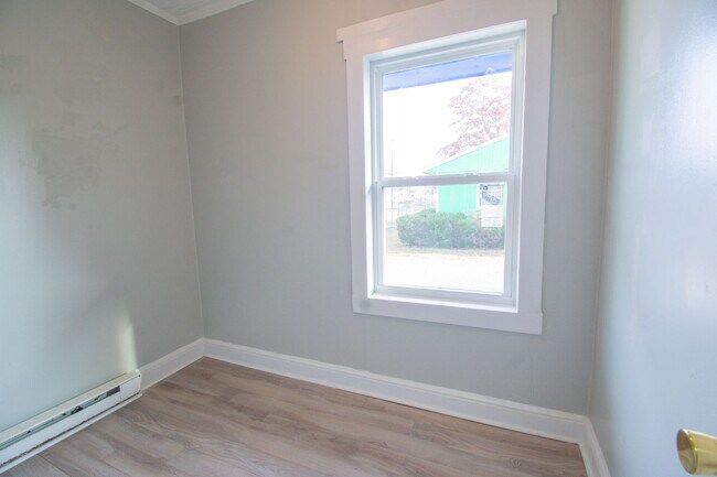 Building Photo - 1 Bedroom 1 Bathroom- New LVP Flooring!