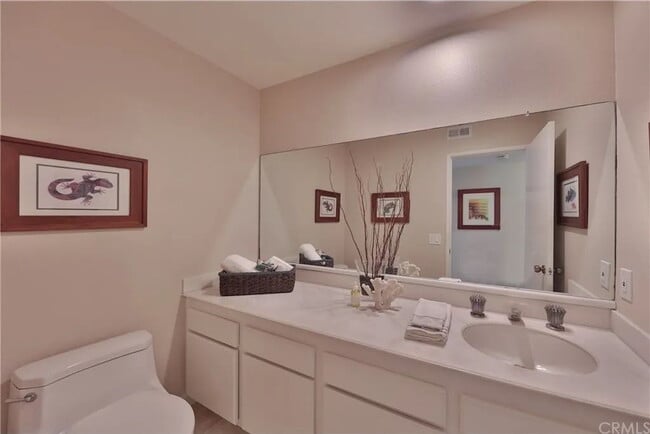 Building Photo - 1-Bedroom Retreat in Huntington Beach – Your Perfect Coastal Sanctuary!"