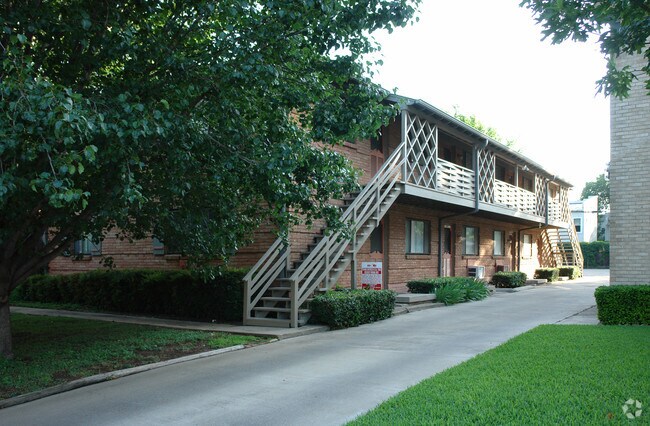 Primary Photo - 4010-4012 N Hall St