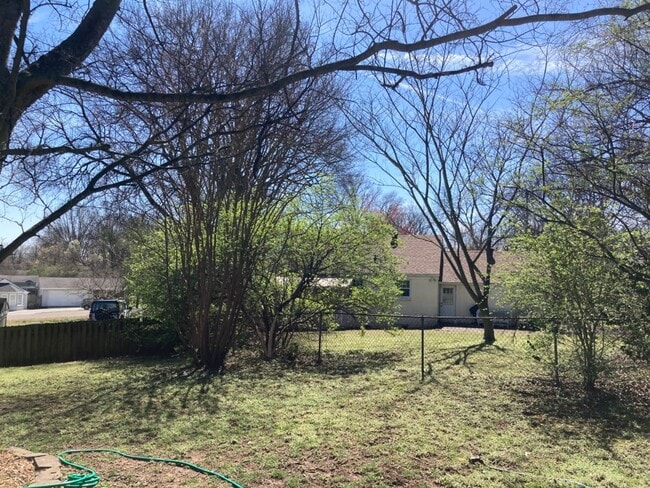 Building Photo - Ranch Home Close to Shelby Bottoms Greenway